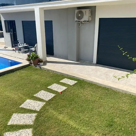 Denizmanzarali Havuzlu Bahce Kati * Çeşme