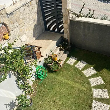 Denizmanzarali Havuzlu Bahce Kati Çeşme