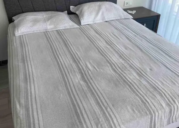 Denizmanzarali Havuzlu Bahce Kati Apartman *