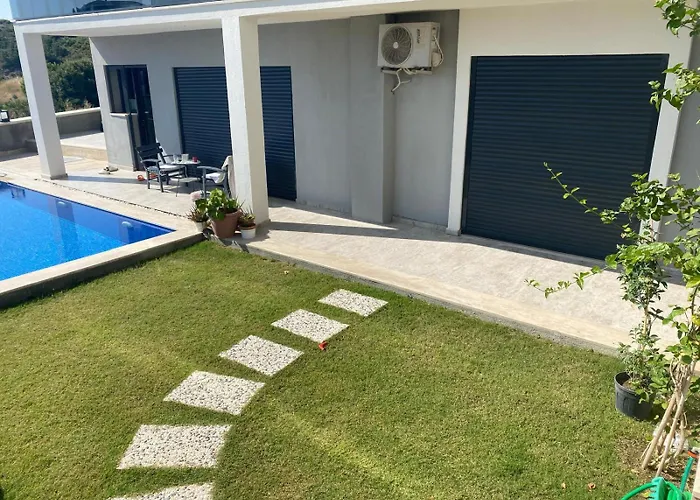 Denizmanzarali Havuzlu Bahce Kati * Çeşme