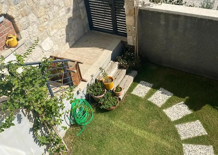 Denizmanzarali Havuzlu Bahce Kati Çeşme